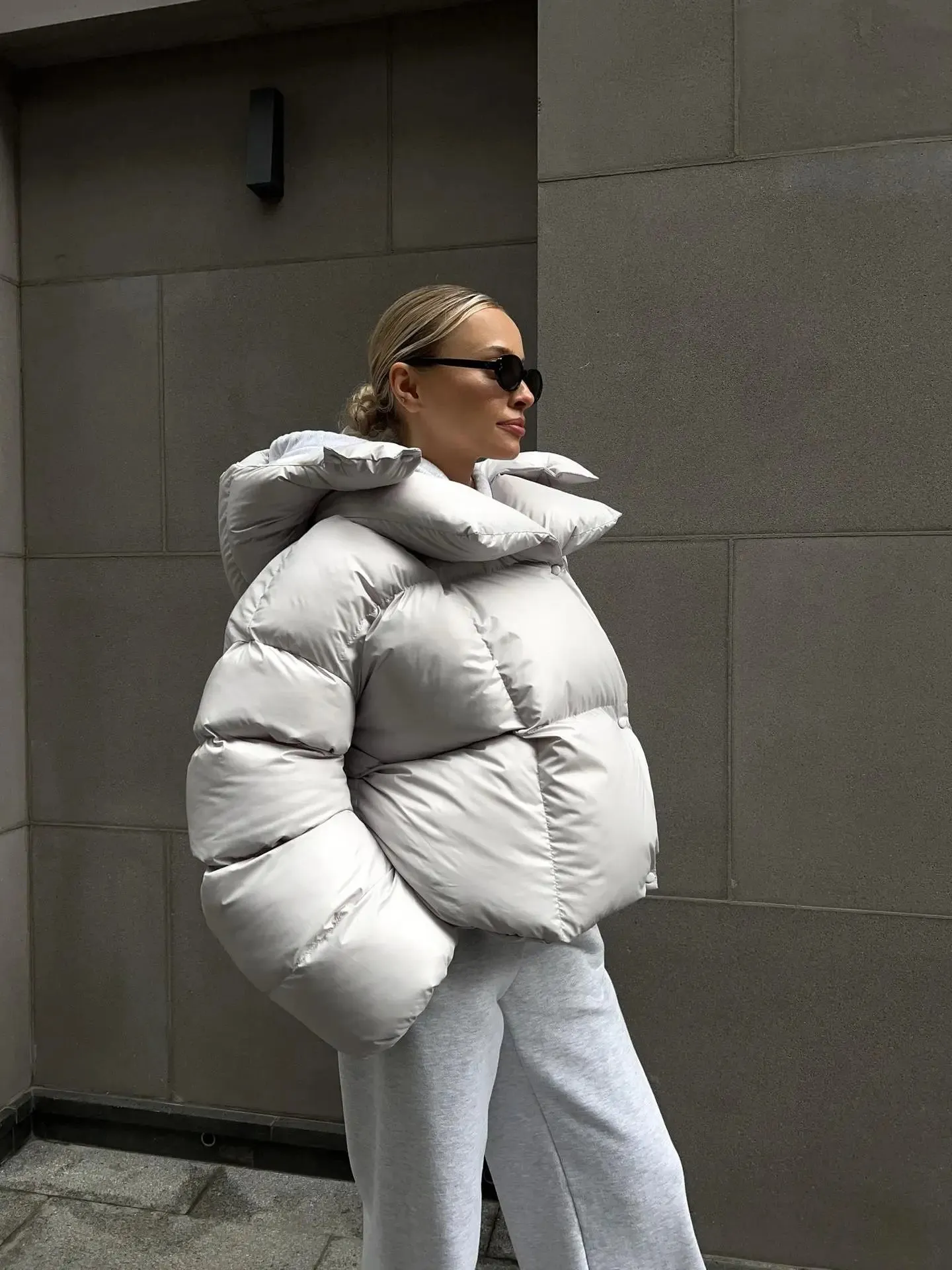 Hooded Inflated Puffer Jacket for Outdoor Winter Events