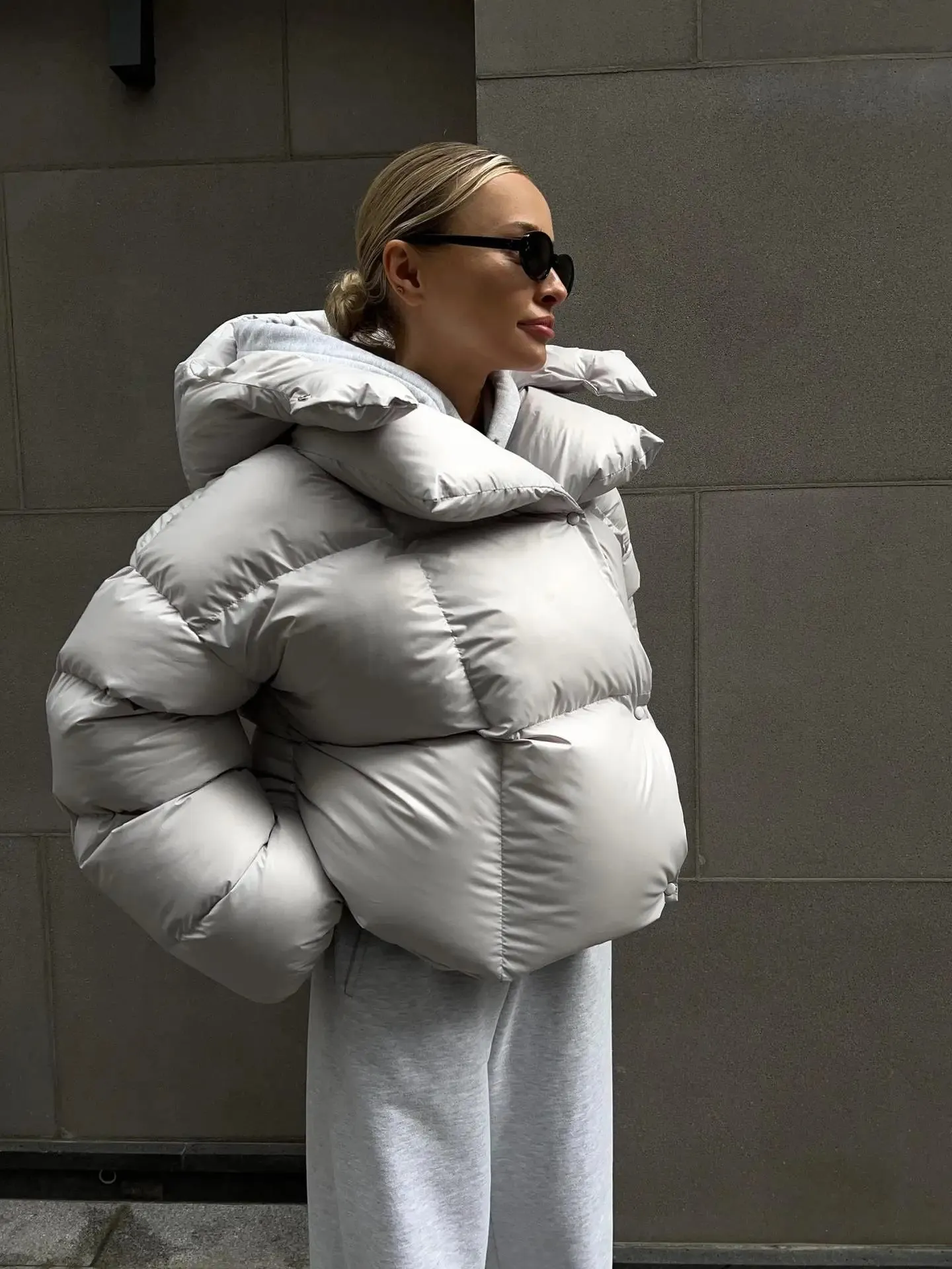 Hooded Inflated Puffer Jacket for Outdoor Winter Events