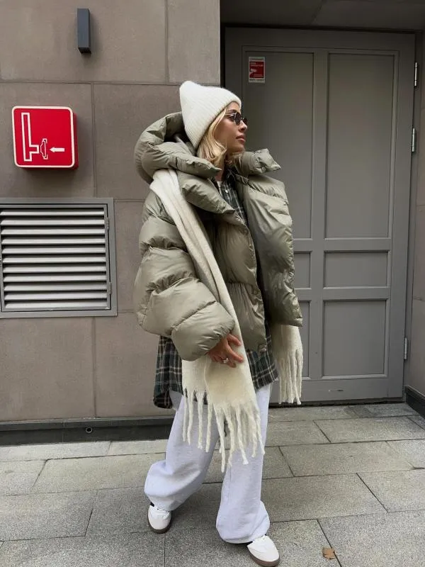 Hooded Inflated Puffer Jacket for Outdoor Winter Events