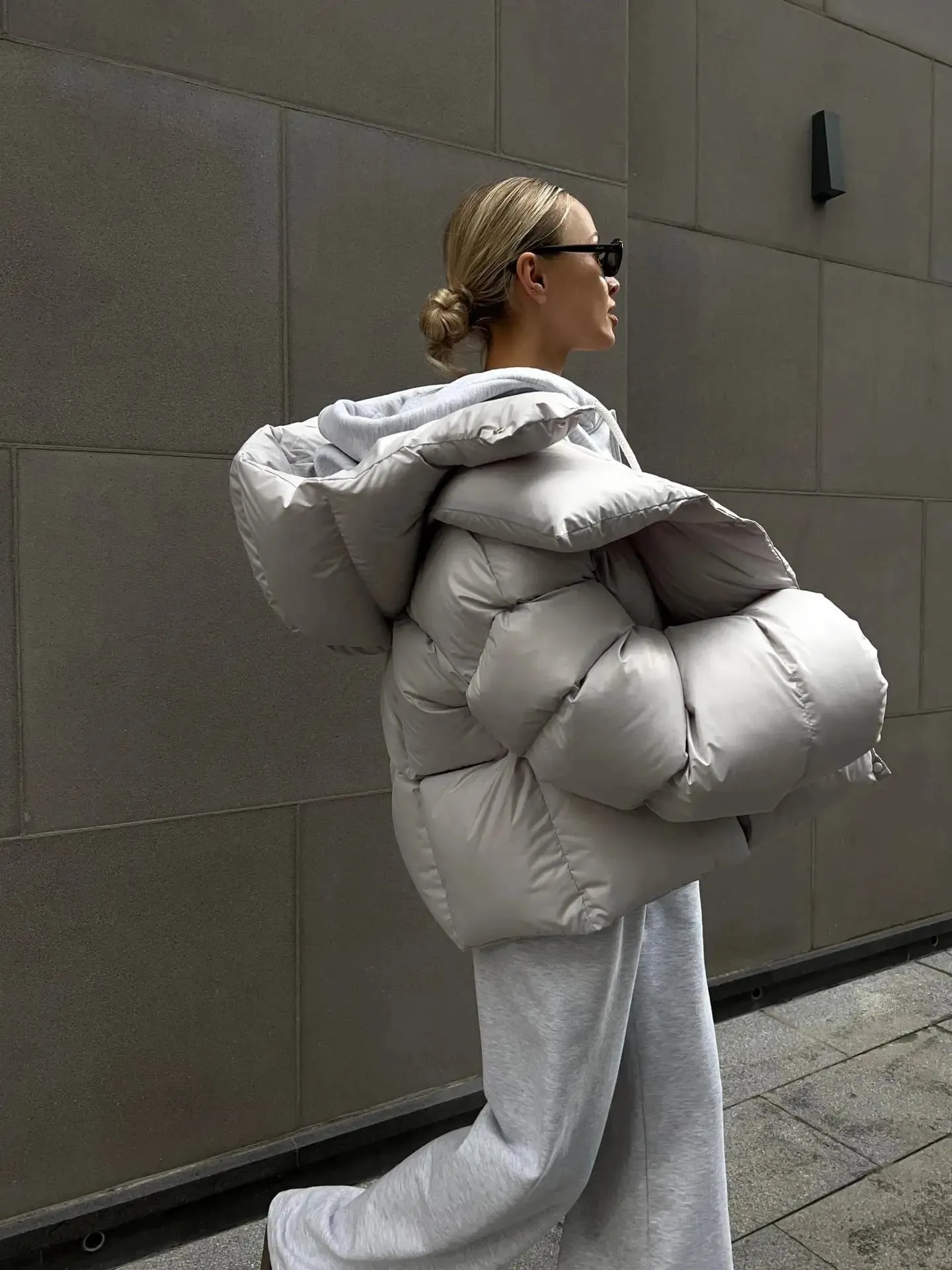 Hooded Inflated Puffer Jacket for Outdoor Winter Events