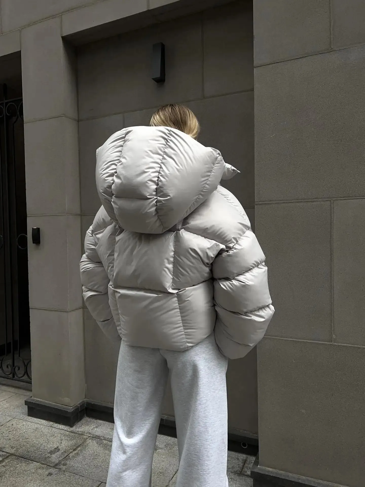 Hooded Inflated Puffer Jacket for Outdoor Winter Events