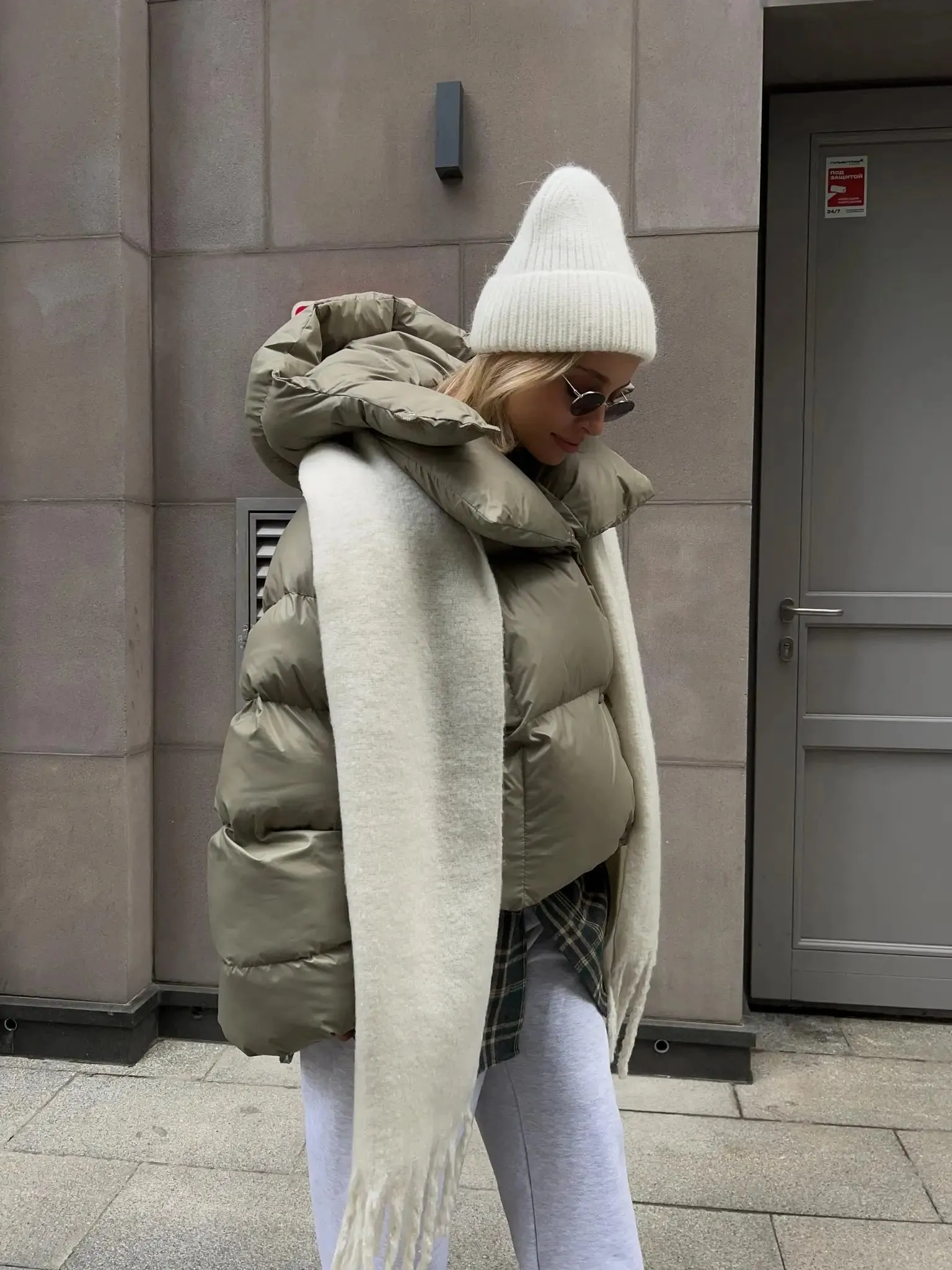 Hooded Inflated Puffer Jacket for Outdoor Winter Events